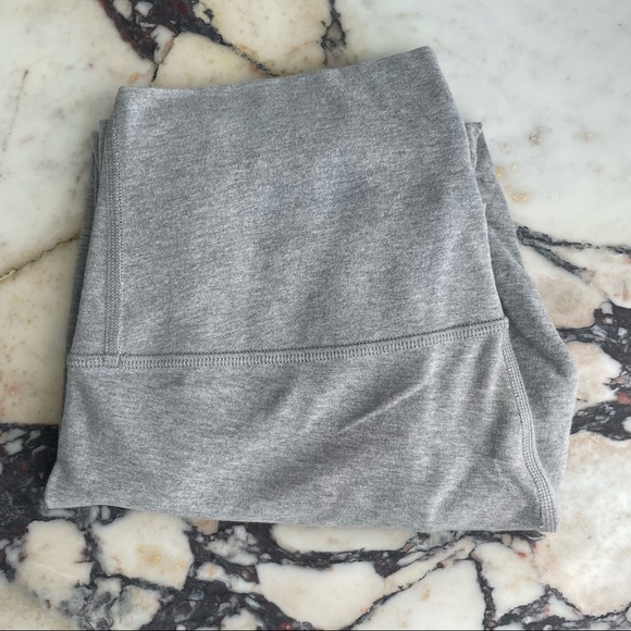 Light grey 3/4 Lululemon leggings - Picture 2 of 4